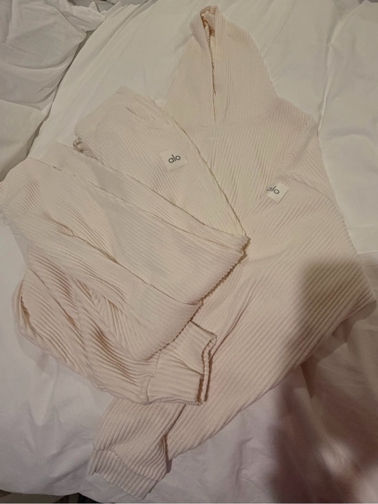 ALO Yoga Tops - Alo Yoga Muse Hoodie & Sweatpants
Set Ivory Size Small